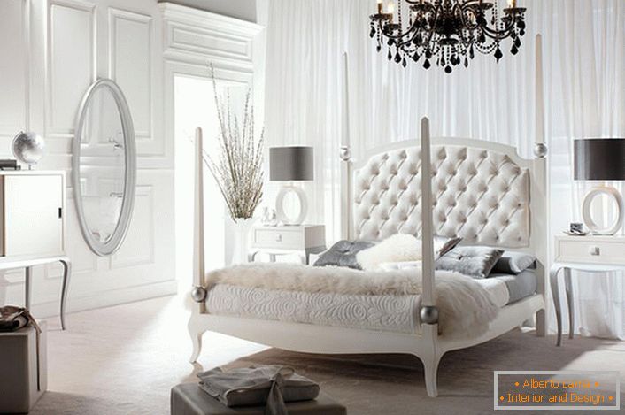 Luxusní a stylová ložnice v secesním stylu se správně zvoleným osvětlením. Nedostatečné umělé osvětlení vytváří romantický soumrak v místnosti.