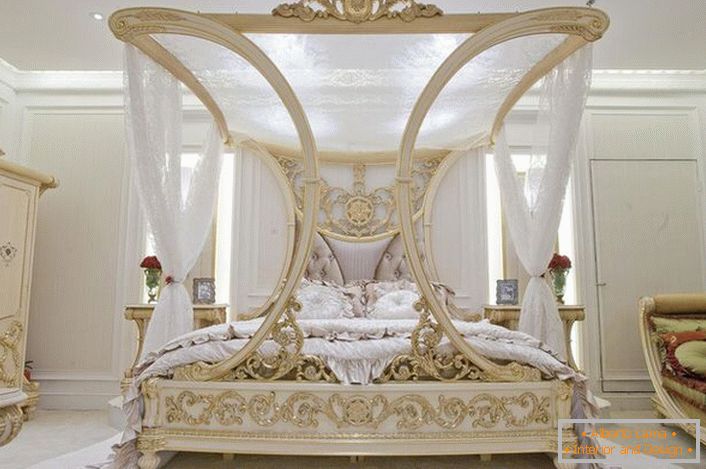 Luxusní postel s baldachýnem se stává vyvrcholením projektu designu ložnice v secesním stylu.