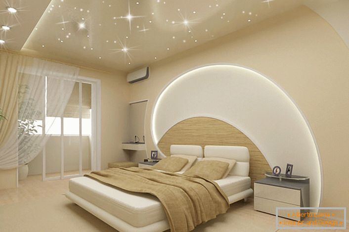 Pozornost přitahuje dekoraci stěn a stropů v ložnici v moderním stylu. Pruhy LED procházejí stropem a stěnou nad postelí, úchytné stropy napodobují magickou hvězdnou oblohu.