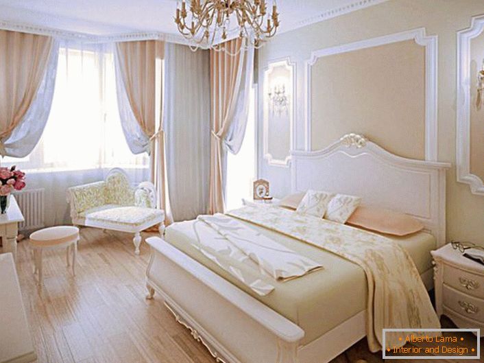 Moderní ložnice v broskvových barvách je tou správnou volbou pro rodinné hnízdo.