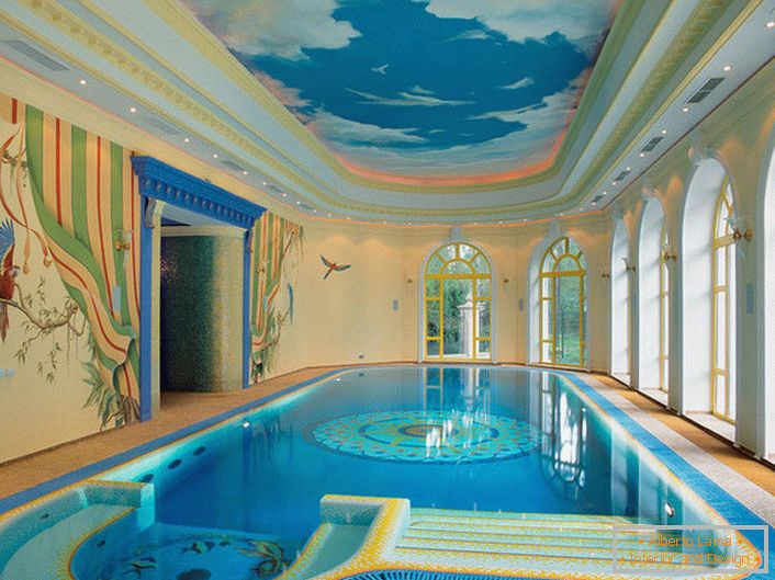 Klasika žánru - modrá, hluboká obloha ve vzdušných oblacích. Stropní stropy s fotografickým potiskem jsou zvlášť harmonické a dívají se na bazén.