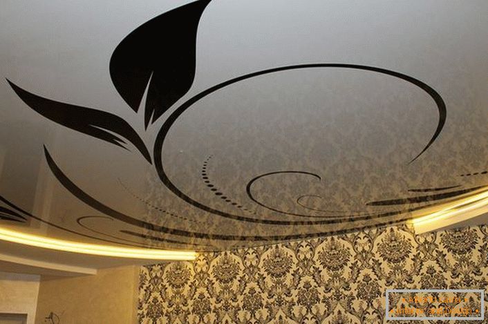 Ozdobný vzor na stropních stropích pro obývací pokoj v empírovém stylu.