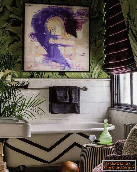 Kombinace zelené tapety na stěny a fialové závěsy