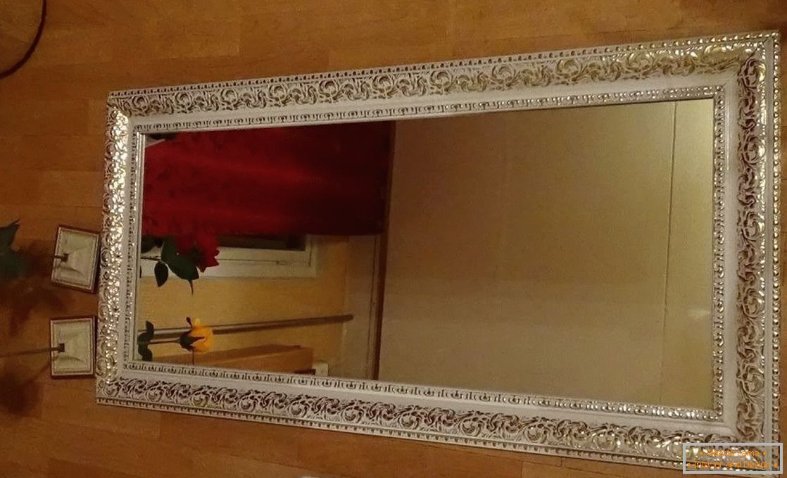 Zrcadlo s rámem ze soklu