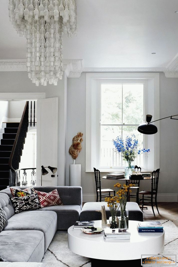 Moderní obývací pokoj s neobvyklým lustrem