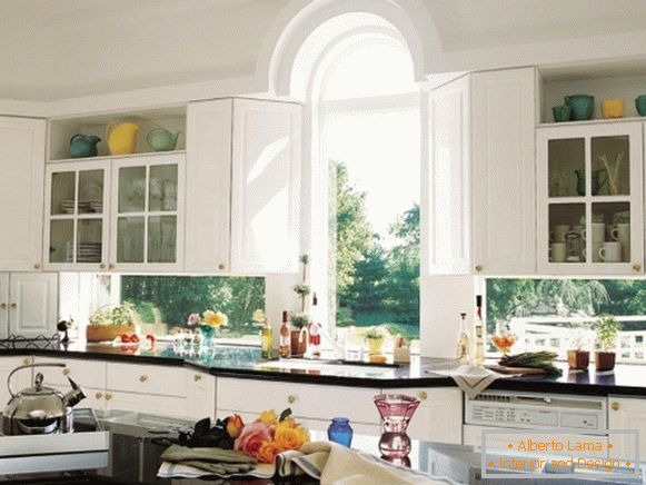 Návrh okna v kuchyni - interiér fotografie soukromého domu