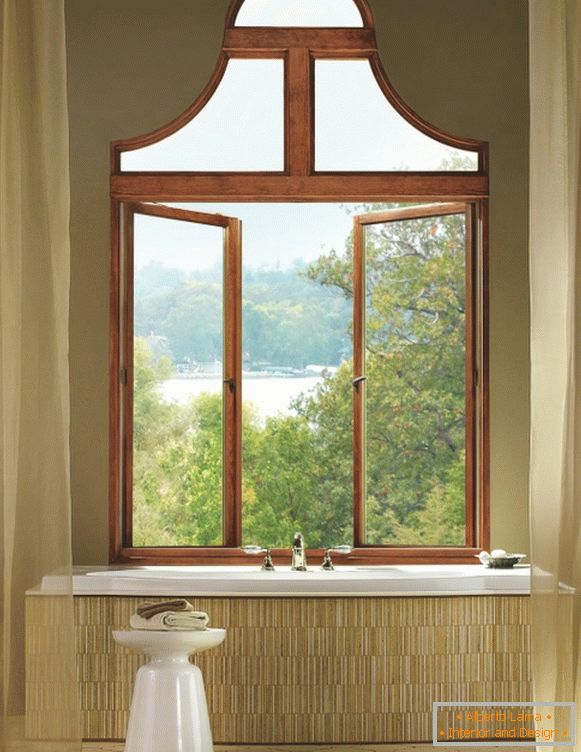 Neobvyklé dřevěné okno v koupelně