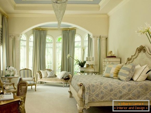 Vysoká klenutá okna - fotografie ložnice v klasickém stylu