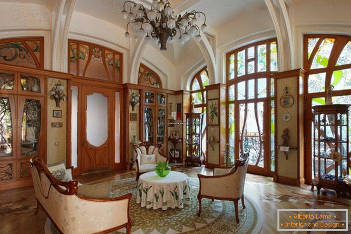 Obývací pokoj ve velkém domě španělské rodiny je vyzdoben v moderním stylu. Útulný pokoj pro večerní setkání s přáteli nebo rodinou.