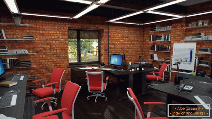 Červené židle v kanceláři ve stylu podkroví vypadají organicky a tvořivě. Interiér je co nejdokonalejší.