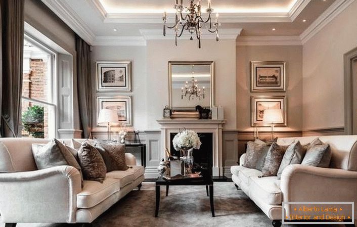 Luxusní obývací pokoj v secesním stylu. Bohatství dekorace je zdůrazněno salónním nábytkem a mramorovým krbem.