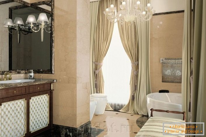 Vznešená dekorace koupelny v neoklasicistickém stylu zdůrazňuje náležitě vybraný nábytek.