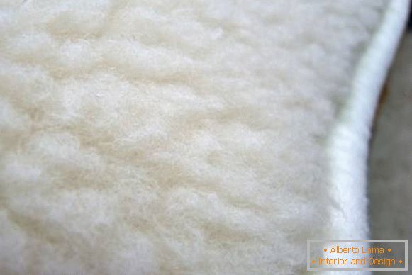 Jak zjistit kvalitu pohovky - polyesterové vlákno s dolů