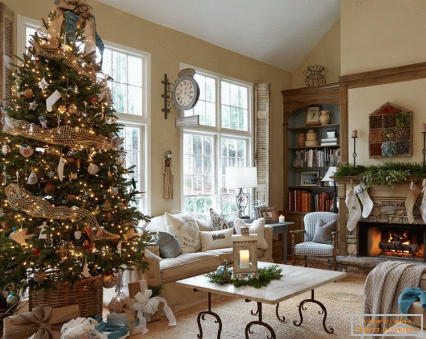 Vyzdobíme vánoční stromek v obývacím pokoji v krbu