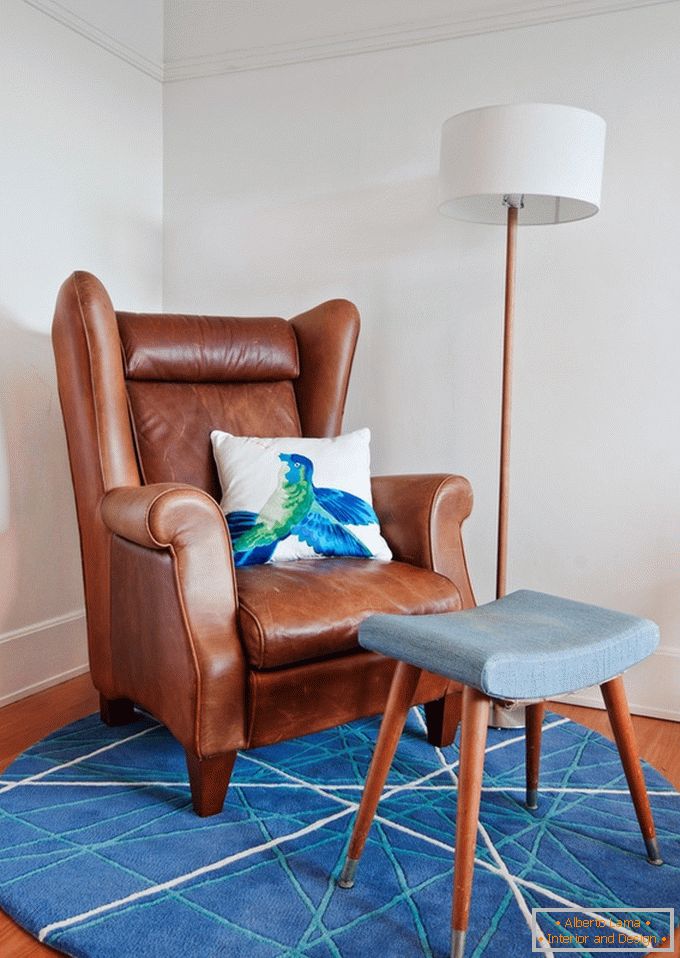 Jasný kulatý koberec pro individuální židli