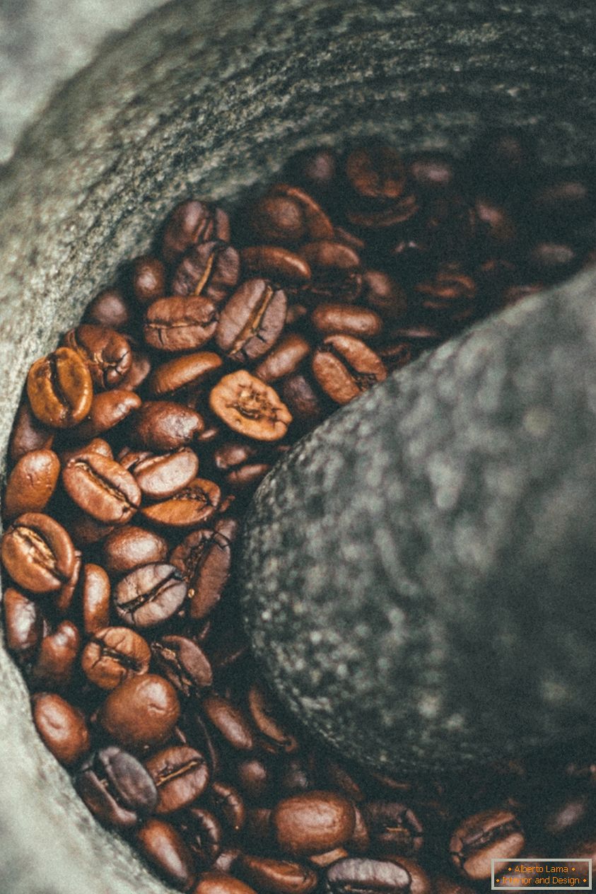Kávu rozemeleme v maltě