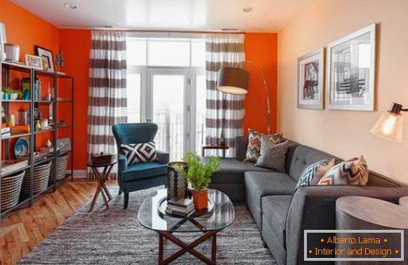 Jak uspořádat nábytek v obývacím pokoji - fotografie s balkonem