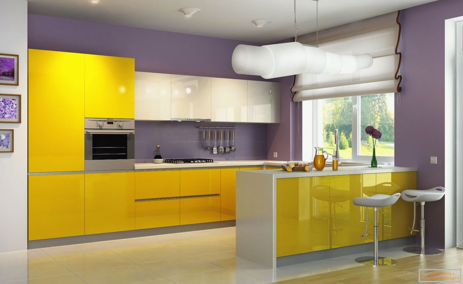 Kombinace žlutých a fialových květin v kuchyni