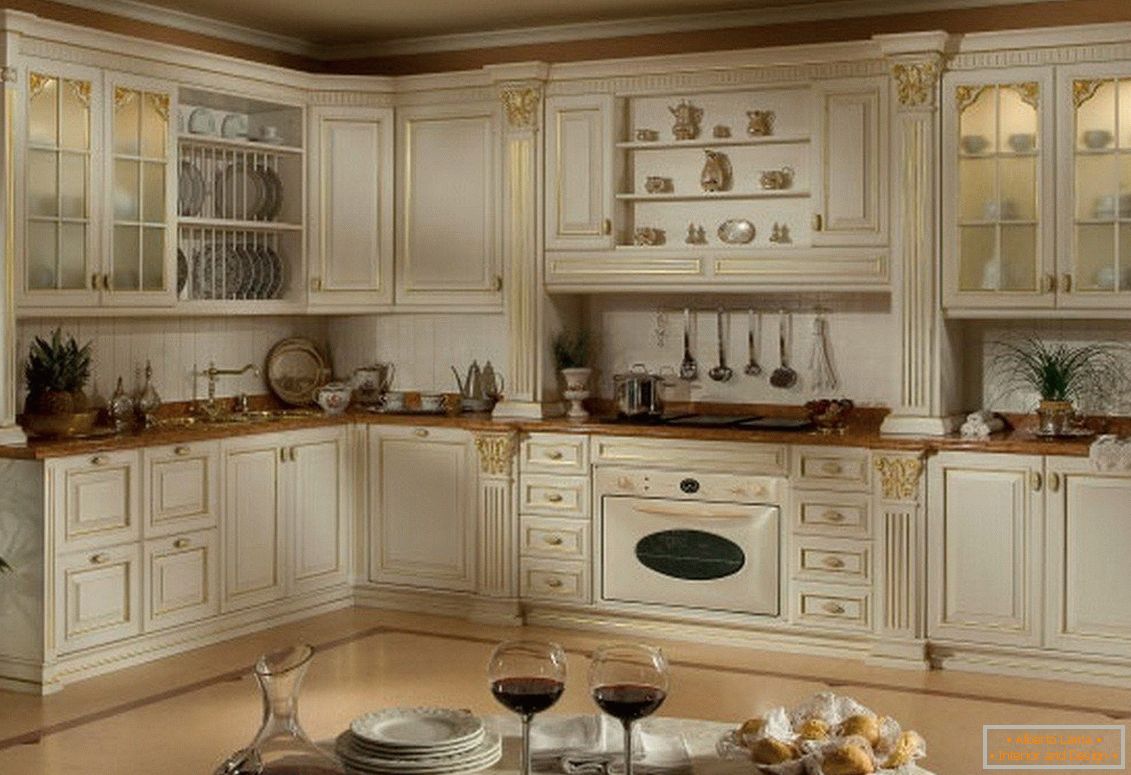 Design klasické kuchyně v bílé barvě