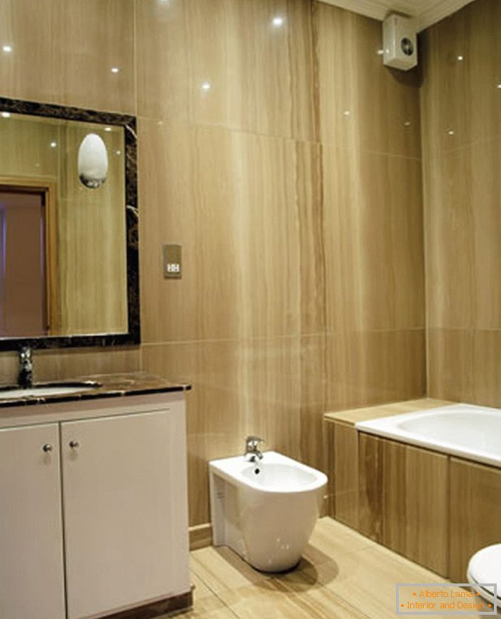 Laconický interiér koupelny ve stylu minimalismu organicky zapadá do malého prostoru.