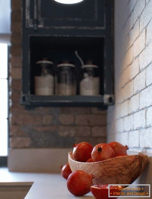 Deska s granátovými jablky v kuchyni