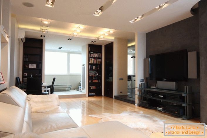 Světlý obývací pokoj s vyhrazeným prostorem pro domácí kino ve stylu minimalismu.