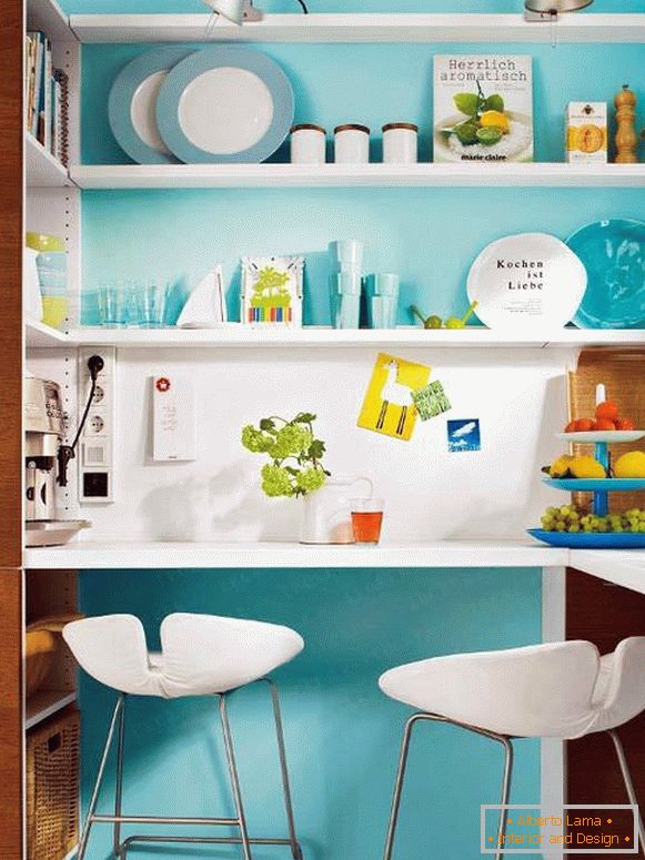 Interiér malé kuchyně v tyrkysové barvě