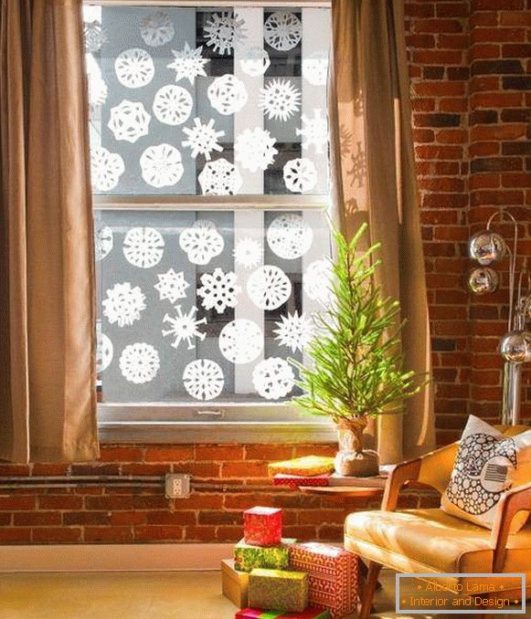 Střih a lepidlo sněhové vločky na okna pro Nový rok