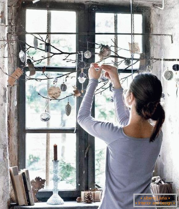 Jak vyzdobit okno pro Nový rok - neobvyklé nápady s větvemi
