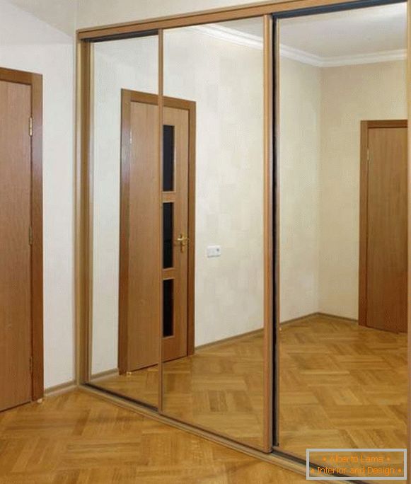 Zrcadlové dveře pro vestavěnou skříňovou přihrádku