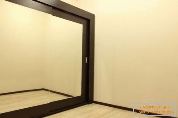 Vestavěná skříň se zrcadlovými dveřmi a dřevěným obložením