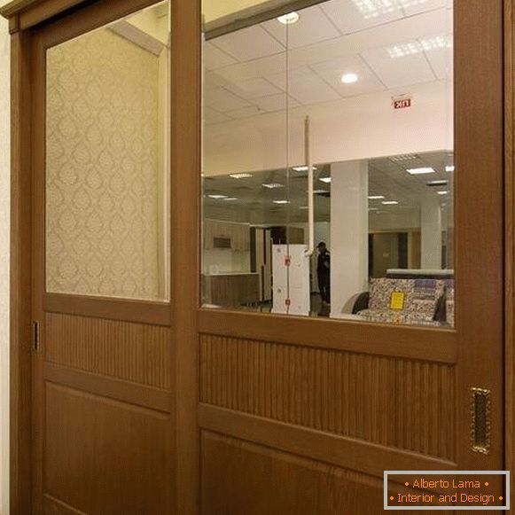 Dřevěné dveře pro vestavěný skříňový prostor se zrcadlem