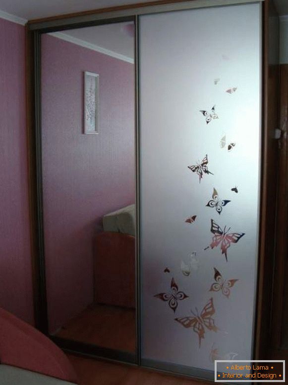 Skleněné dveře pro vestavěný skříňový prostor se zrcadlem