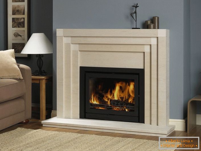 V obývacím pokoji krb s imitací plamene provádí nejen dekorativní funkci. V chladné sezóně zahřívá místnost.