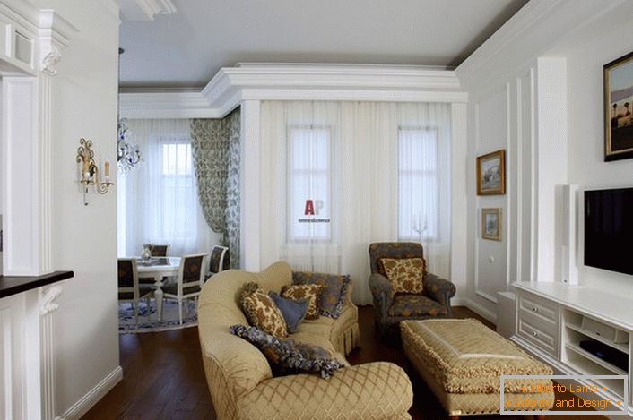 Chcete-li navrhnout pokoj pro hosty používané světlé barvy. Nábytek béžový harmonicky kombinovaný s bílou dekorací zdí.