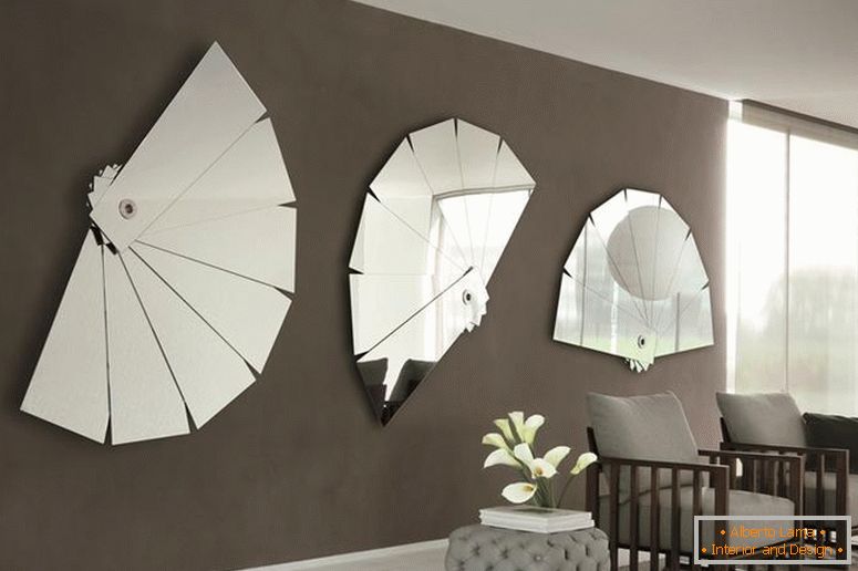 Zrcadla na stěnách v obývacím pokoji