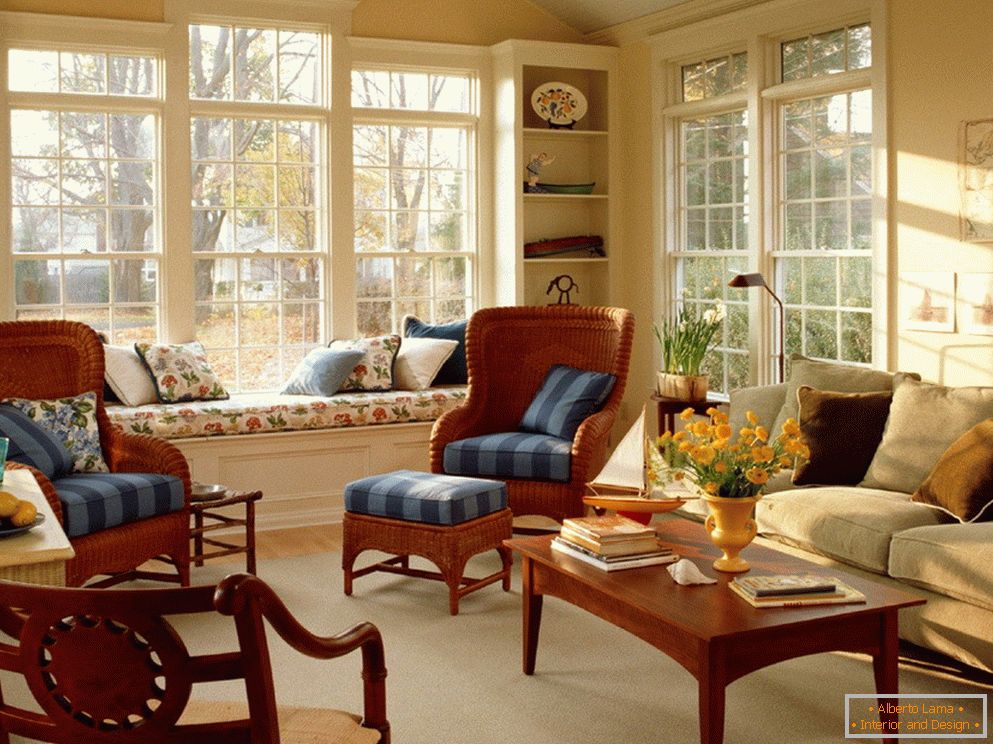 Interiér obývacího pokoje s velkými okny