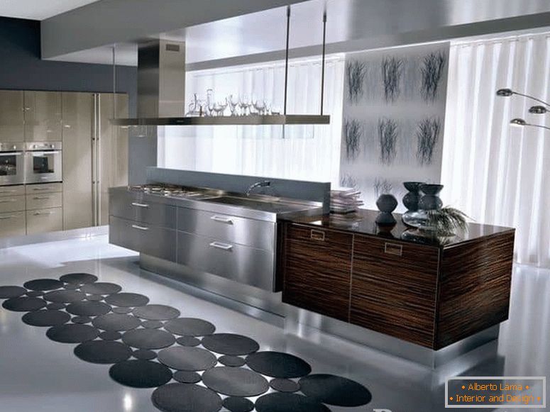 Kuchyně v high-tech stylu v kombinaci s dřevem a kovem