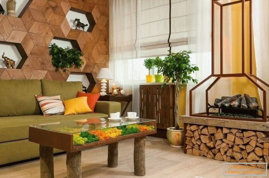 Obývací pokoj v ekologickém stylu s krbem a drovnitsey