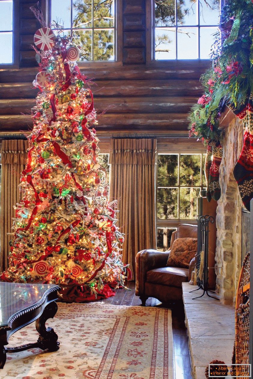Obrovský vánoční strom zdobený skleněnými hračky