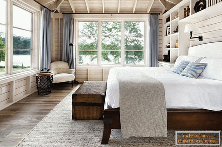 Ložnice ve skandinávském stylu s velkou manželskou postelí z dřeva v domě francouzského obchodníka.