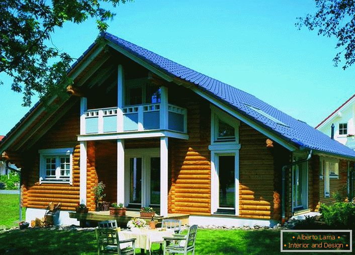 Skandinávský dům ze srubového domu - nejběžnější variantu příměstské nemovitosti. Atraktivní exteriér v kombinaci s relativně nízkou cenou stavby dělá domy ve skandinávském stylu oblíbené a poptávané.