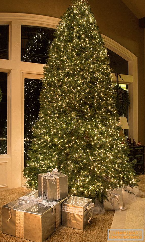 Neobvyklá dekorace velkého vánočního stromku s girlandami