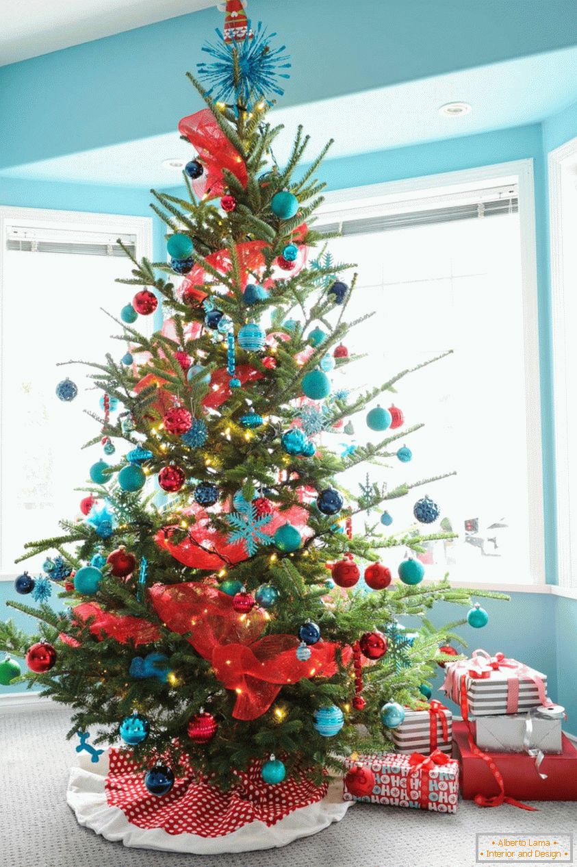Dekorace vánočního stromu v modré a červené barvě