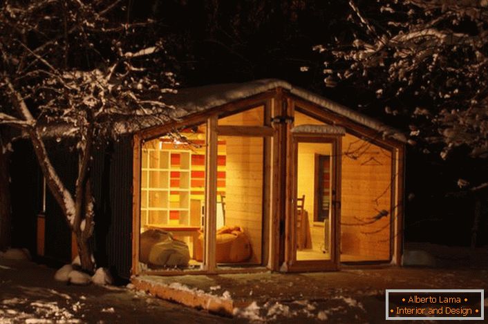 Báječný dům na zasněženém okraji lesa. Výhodou modulárního domu je jeho praktičnost a funkčnost.