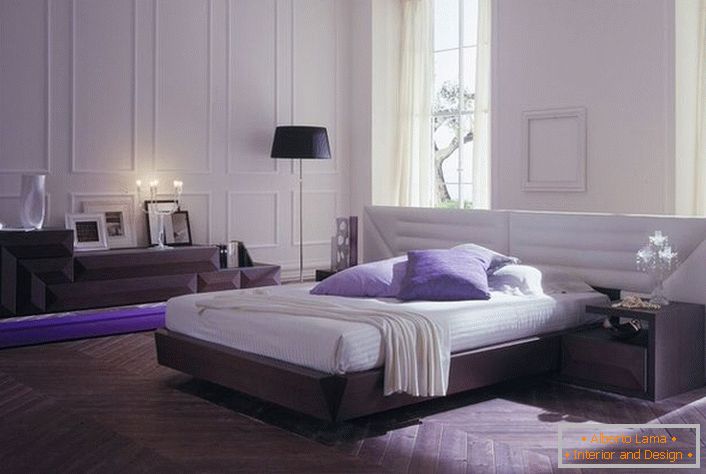 Minimalistická ložnice je vybavena modulárním nábytkem. Správně zvolené světlo dělá místnost romantickou a útulnou.