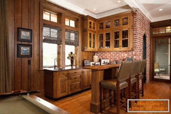 Kuchyňský design s cihlovou stěnou a dřevěným obložením