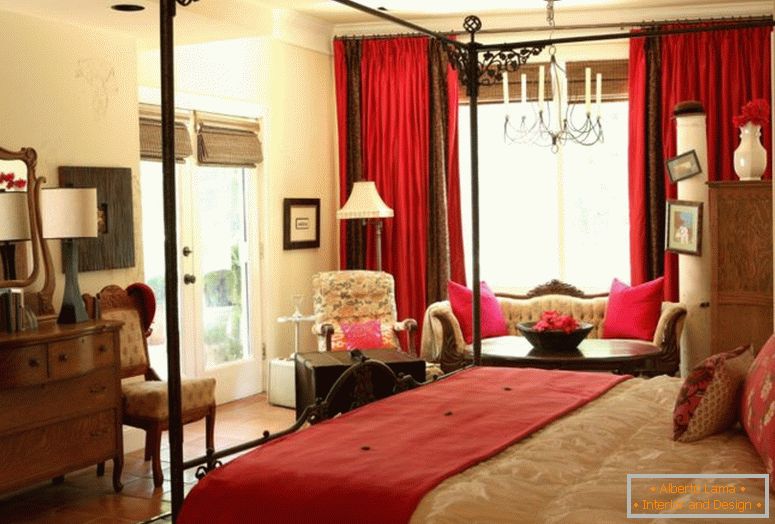 tradiční-hlavní-ložnice-nábytek-s-červená-záclona-starožitné zrcadlo-a-stolní lampy-jedinečné-dlaždice-podlahy-nejlepší světlo-žluté-nástěnné malby-barva-židle-klasické- návrhy nápadů