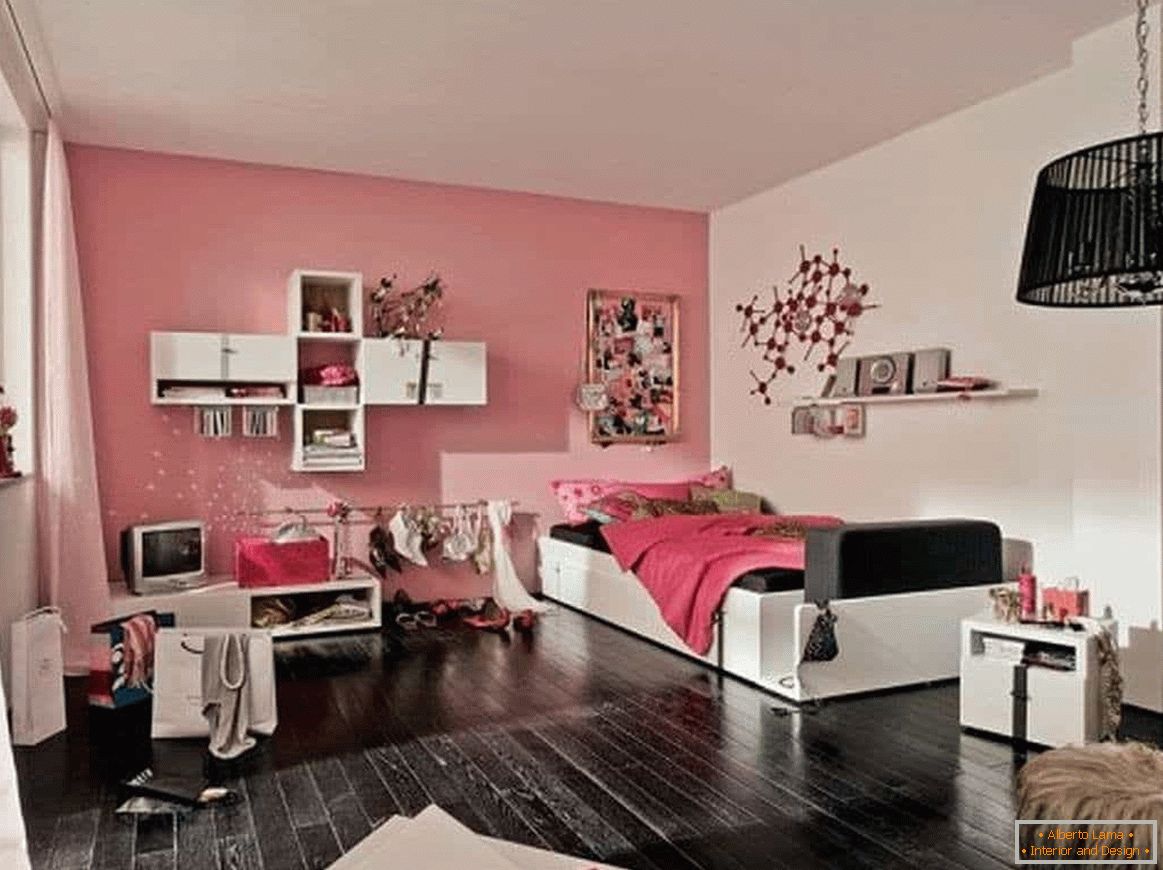 V tomto designu místnosti má dospívající dívka vše pro život: místo pro věci i pracovní stůl