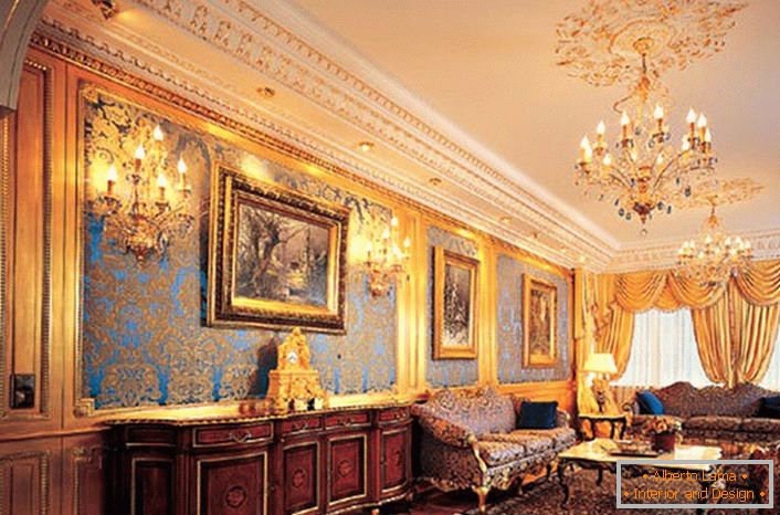 Obývací pokoj v domě velké francouzské rodiny. Empire style v hostinci demonstruje stav majitelů domu. Královské, drahé byty jsou zajímavé se správnou kombinací detailů. Trámy na stěnách, lampy, lustry a zlaté barvy lambrequins harmonicky pohledu na celkový obraz interiéru. 